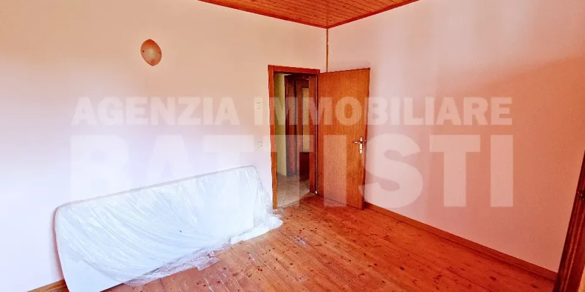 CASA INDIPENDENTE CON TERRENO