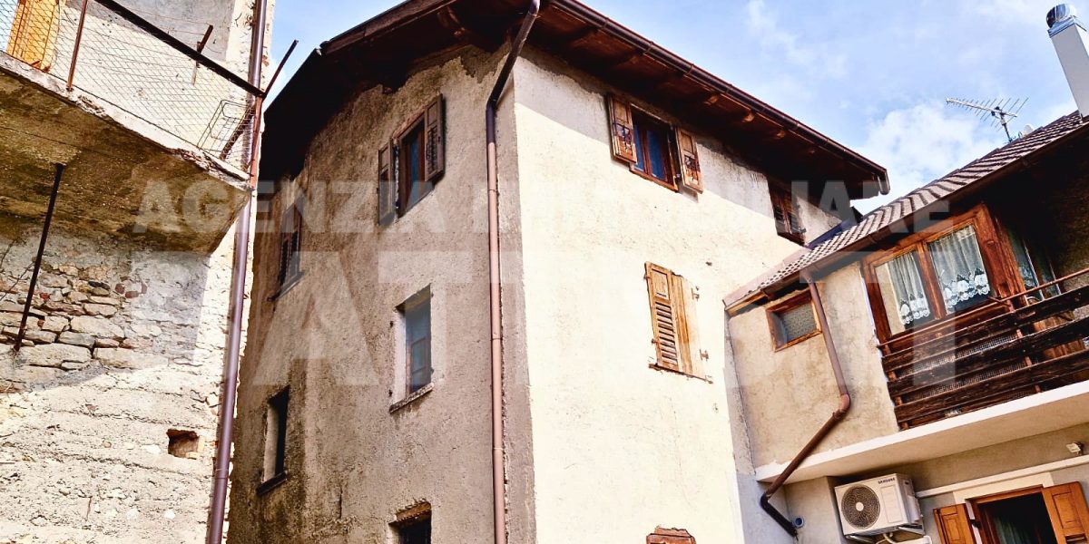 INTERA PORZIONE IN CENTRO