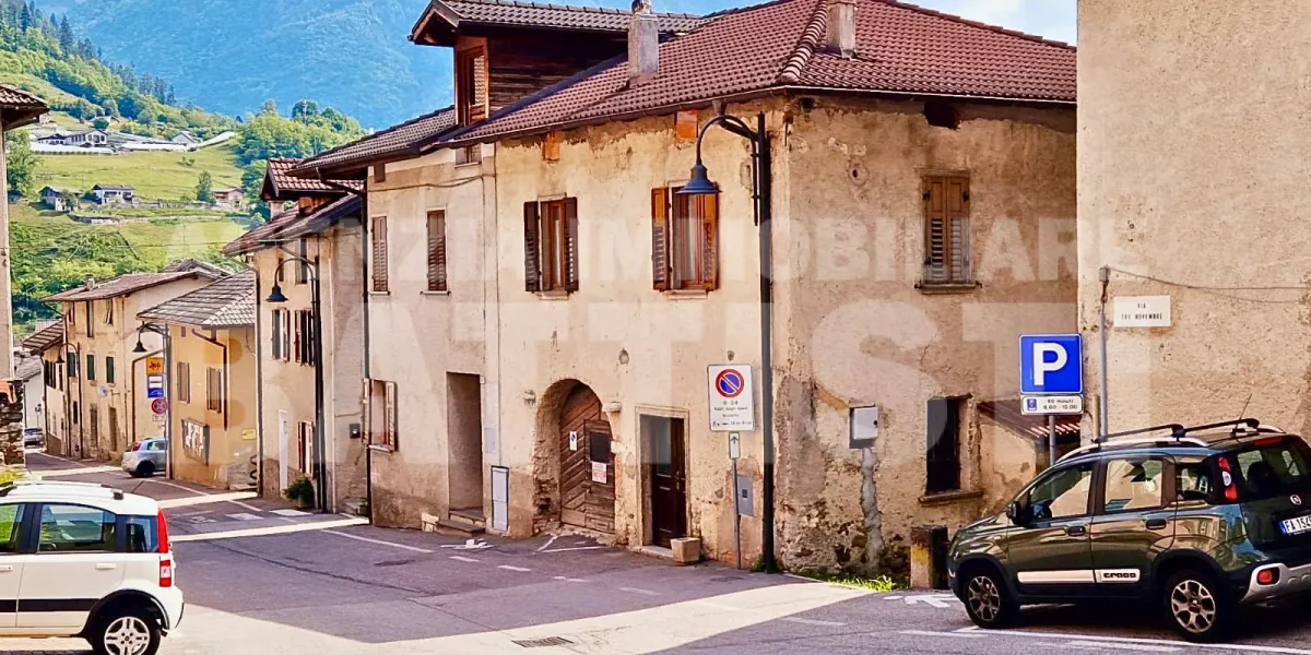 INTERA PORZIONE IN CENTRO