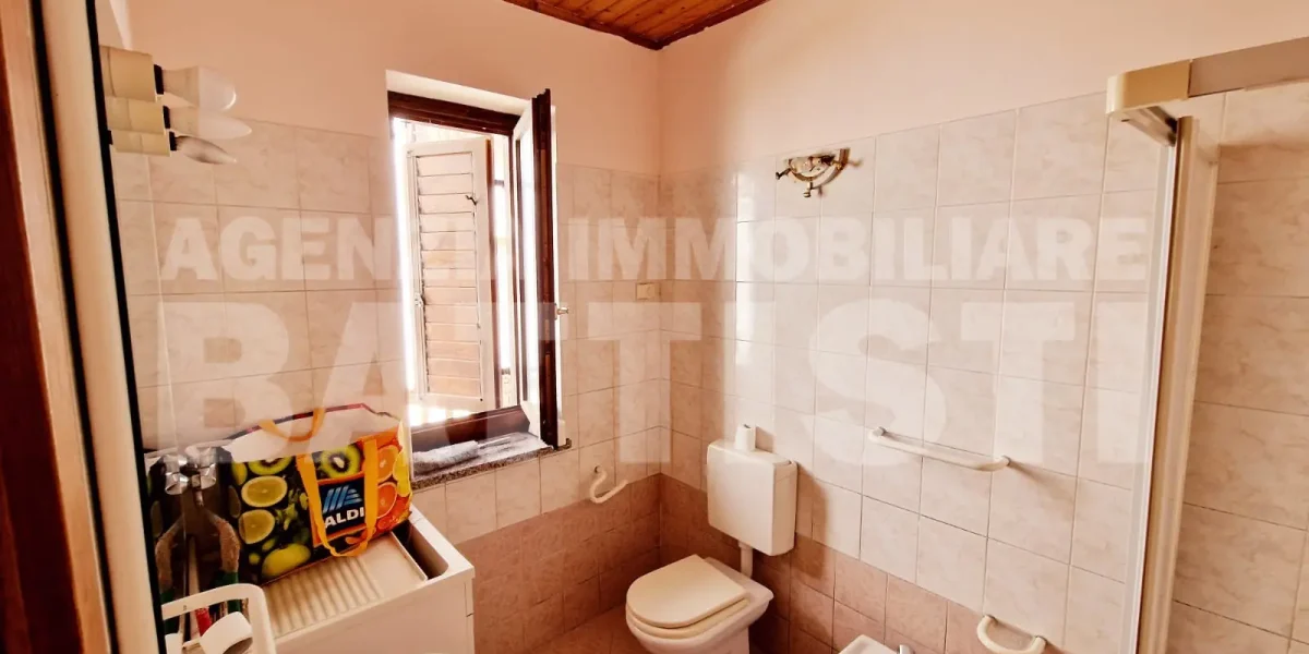 CASA INDIPENDENTE CON TERRENO
