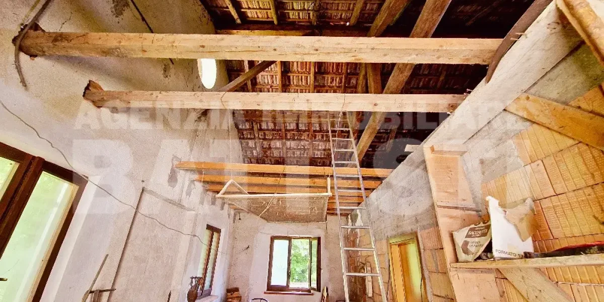 CASA INDIPENDENTE CON TERRENO