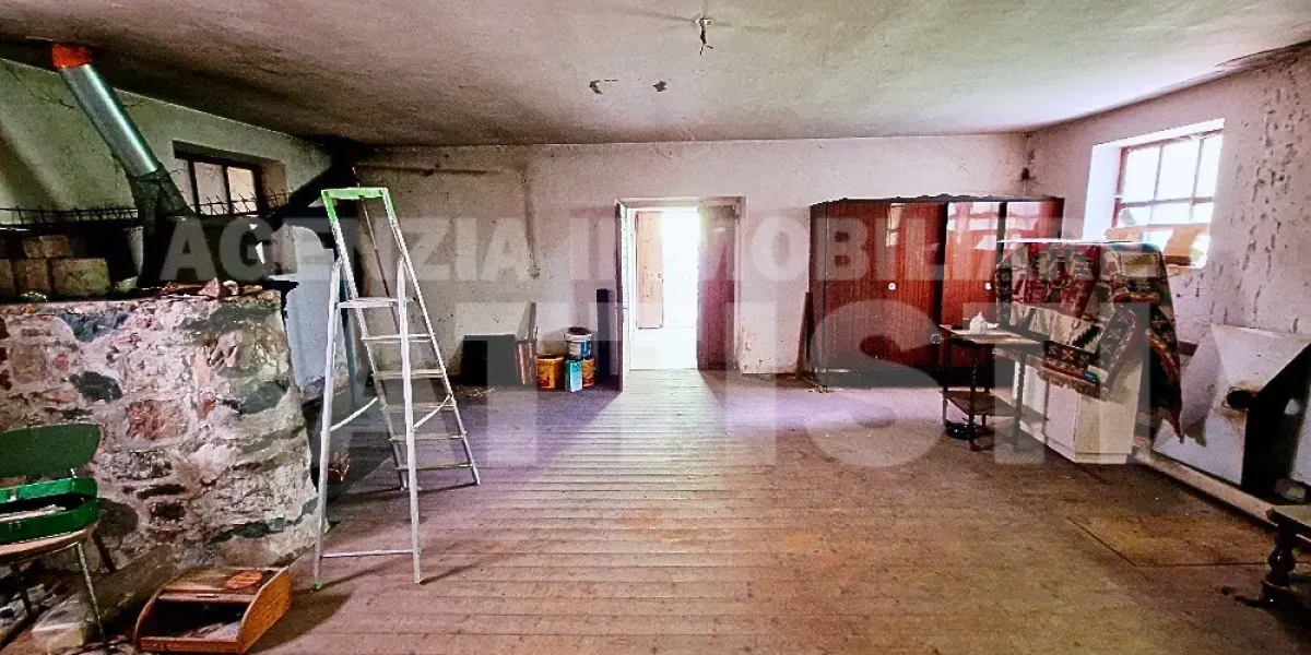 CASA INDIPENDENTE CON TERRENO