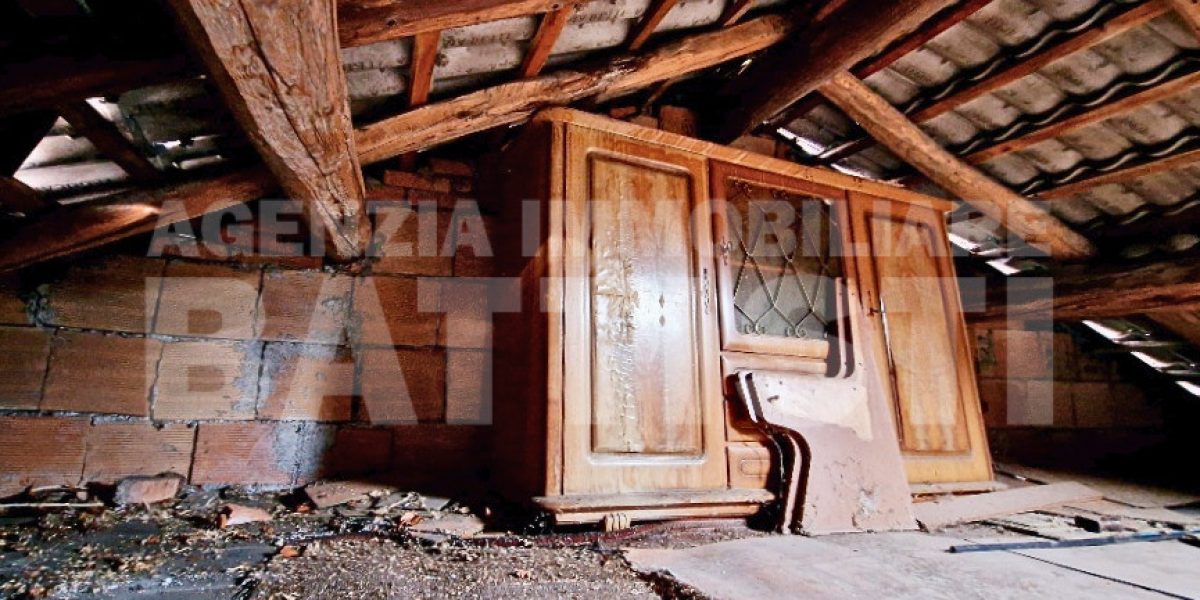 PORZIONE CON CORTILE PRIVATO