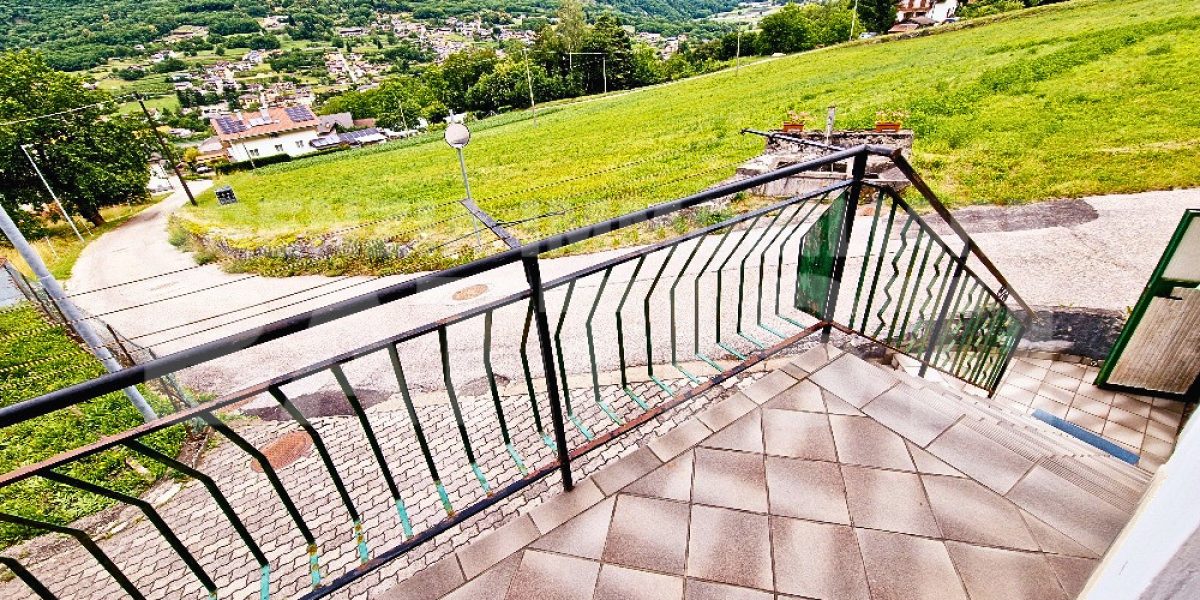PORZIONE CON CORTILE PRIVATO