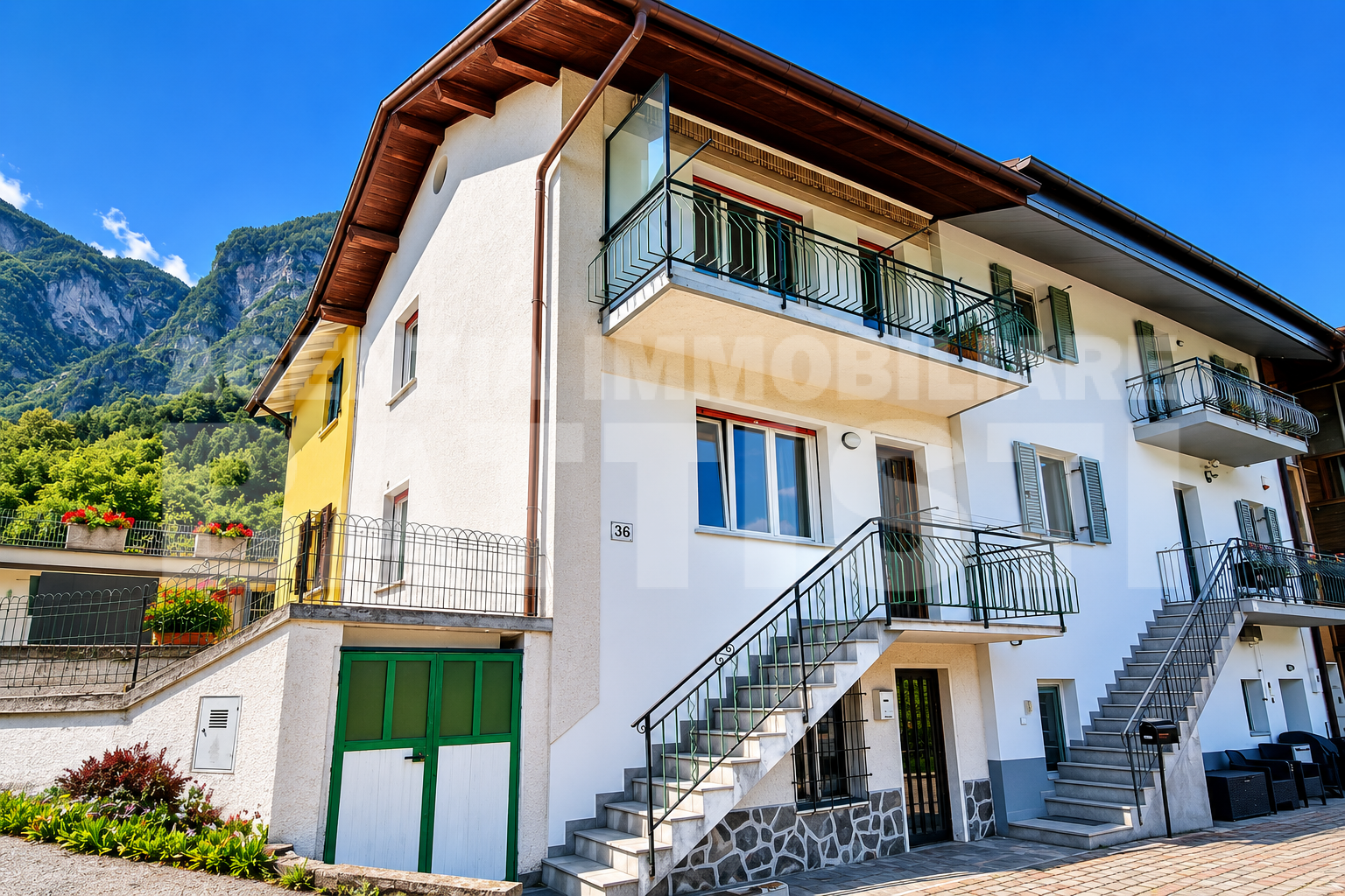 PORZIONE CON CORTILE PRIVATO