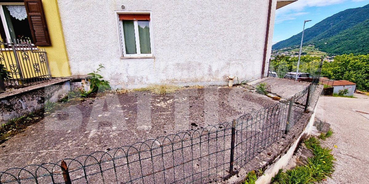PORZIONE CON CORTILE PRIVATO