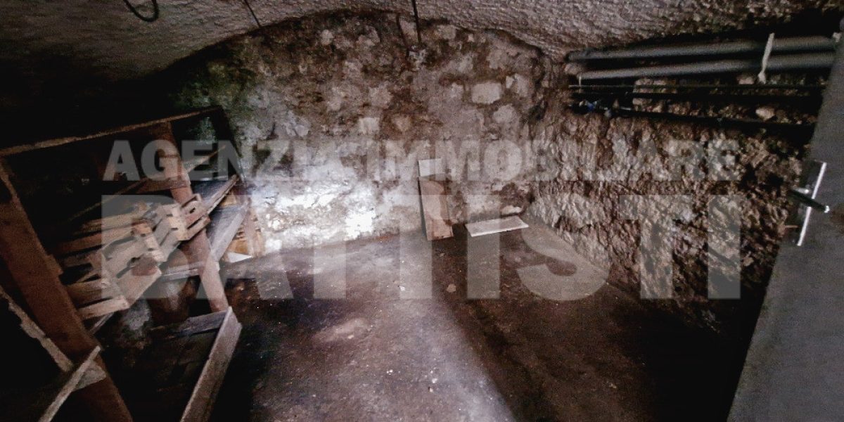 PORZIONE CON CORTILE PRIVATO