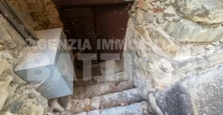 PORZIONE CON DUE ALLOGGI DA RIQUALIFICARE