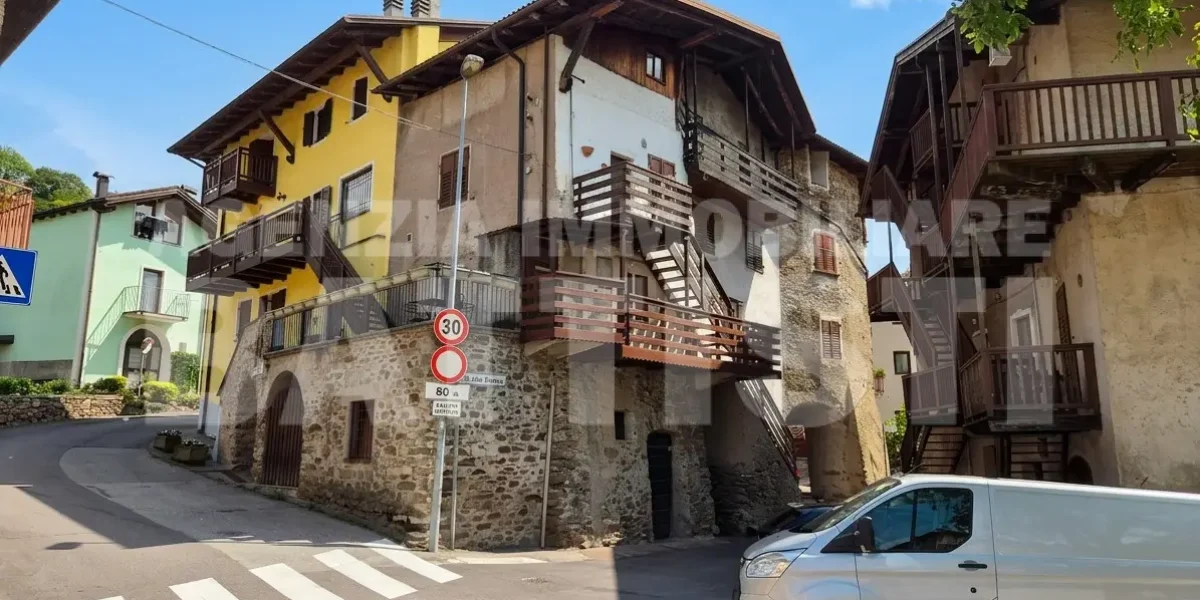 PORZIONE CON DUE ALLOGGI DA RIQUALIFICARE