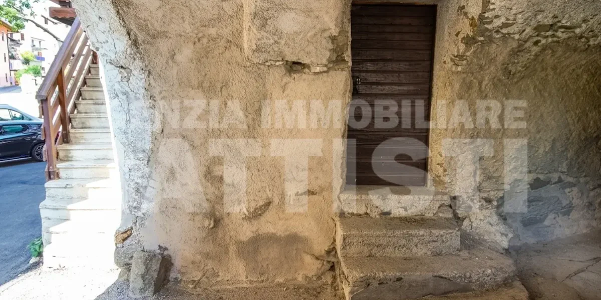 PORZIONE CON DUE ALLOGGI DA RIQUALIFICARE