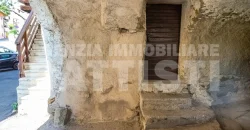 PORZIONE CON DUE ALLOGGI DA RIQUALIFICARE