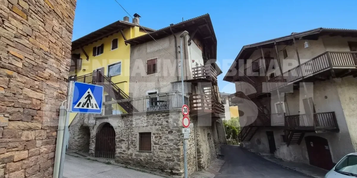 PORZIONE CON DUE ALLOGGI DA RIQUALIFICARE