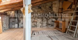 PORZIONE CON DUE ALLOGGI DA RIQUALIFICARE