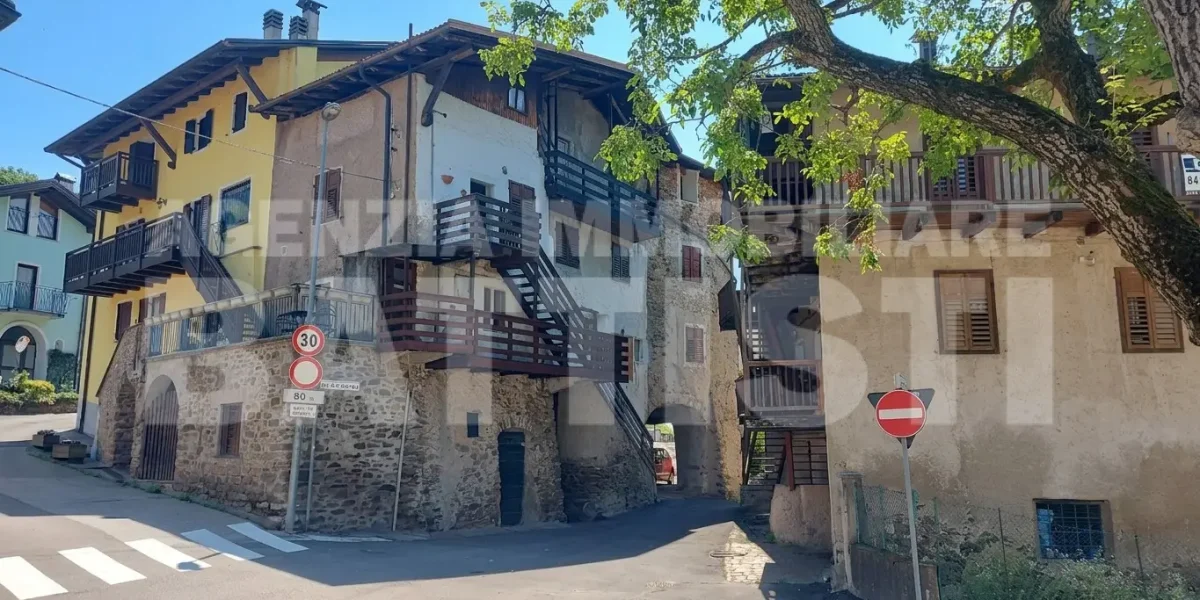 PORZIONE CON DUE ALLOGGI DA RIQUALIFICARE
