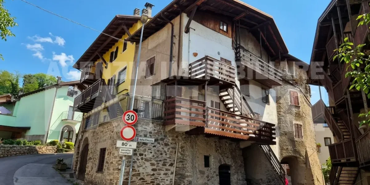 PORZIONE CON DUE ALLOGGI DA RIQUALIFICARE