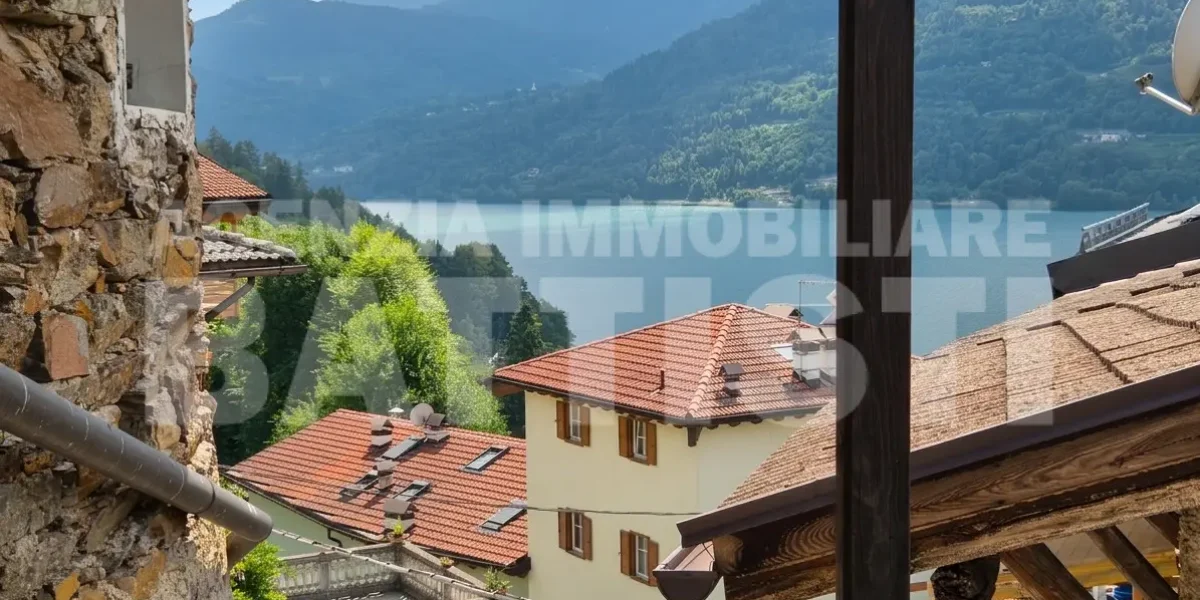 PORZIONE CON DUE ALLOGGI DA RIQUALIFICARE