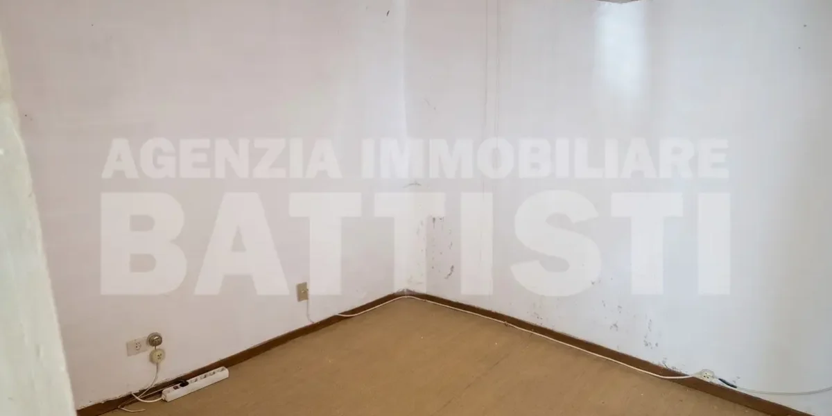 PORZIONE CON DUE ALLOGGI DA RIQUALIFICARE