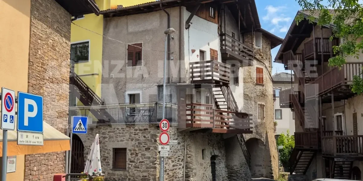PORZIONE CON DUE ALLOGGI DA RIQUALIFICARE