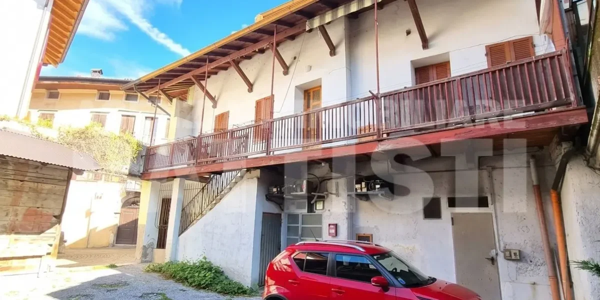 PORZIONE CON NEGOZIO E RUSTICO