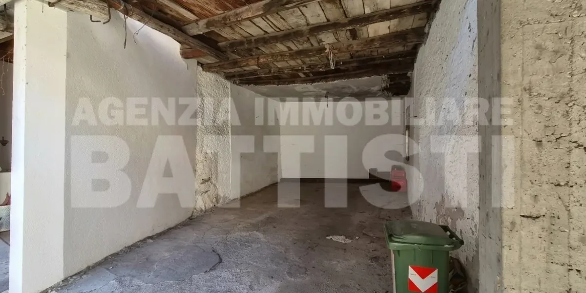 PORZIONE CON NEGOZIO E RUSTICO