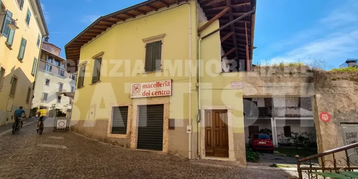 PORZIONE CON NEGOZIO E RUSTICO