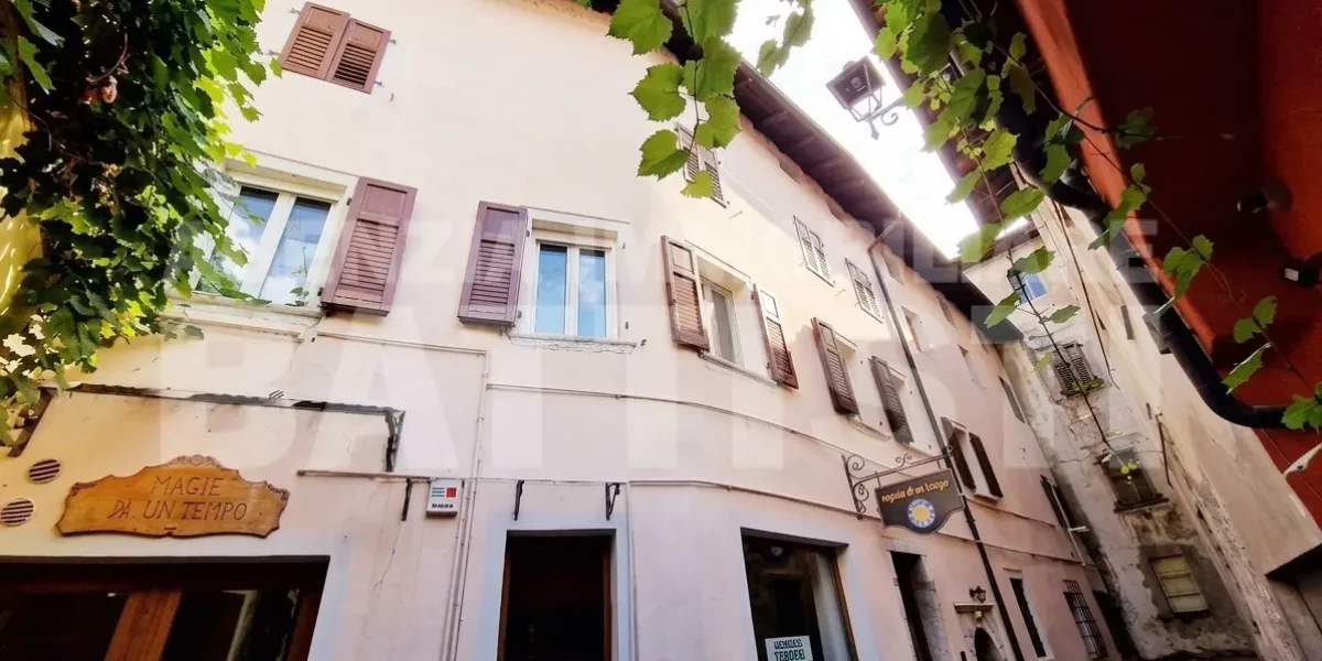 AMPIO ALLOGGIO IN CENTRO
