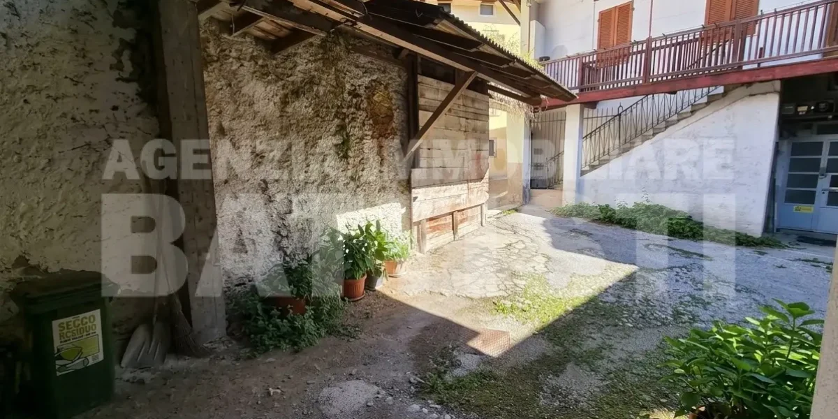 PORZIONE CON NEGOZIO E RUSTICO