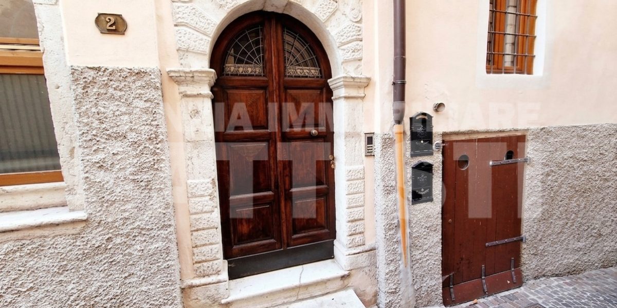 AMPIO ALLOGGIO IN CENTRO