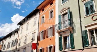 AMPIO ALLOGGIO IN CENTRO