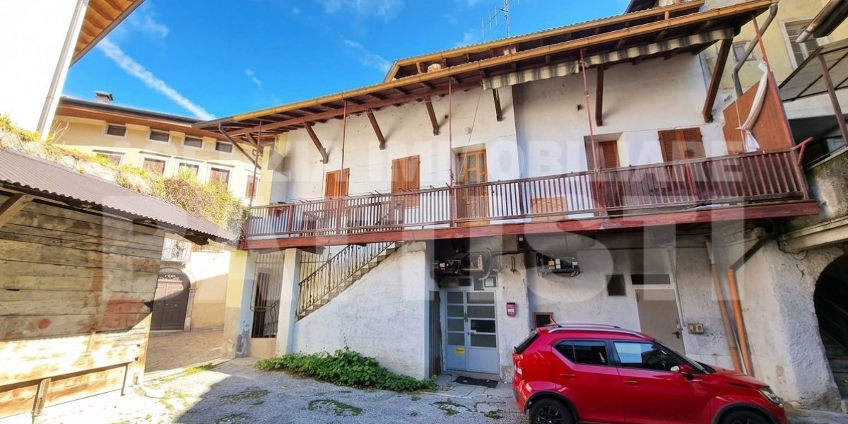 PORZIONE CON NEGOZIO E RUSTICO