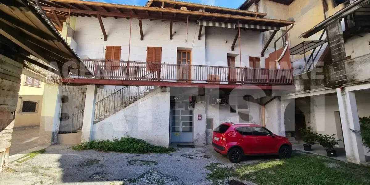 PORZIONE CON NEGOZIO E RUSTICO