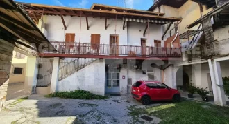 PORZIONE CON NEGOZIO E RUSTICO