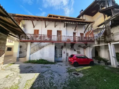 PORZIONE CON NEGOZIO E RUSTICO