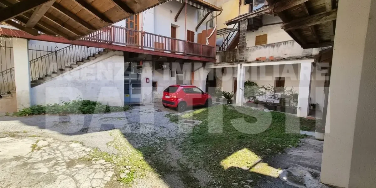 PORZIONE CON NEGOZIO E RUSTICO