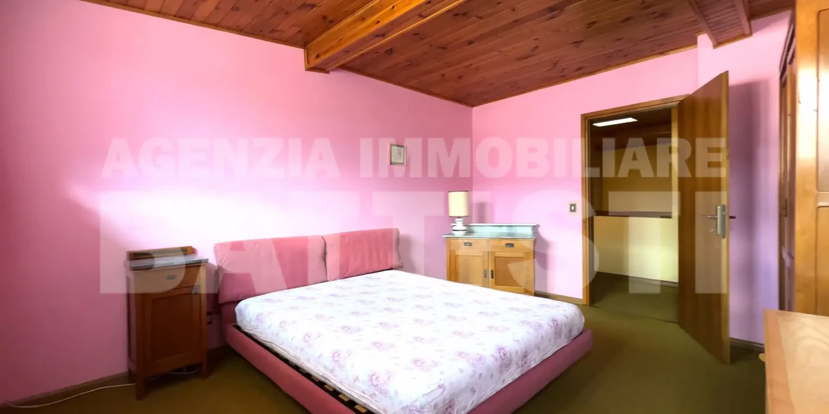 PORZIONE CON NEGOZIO E RUSTICO
