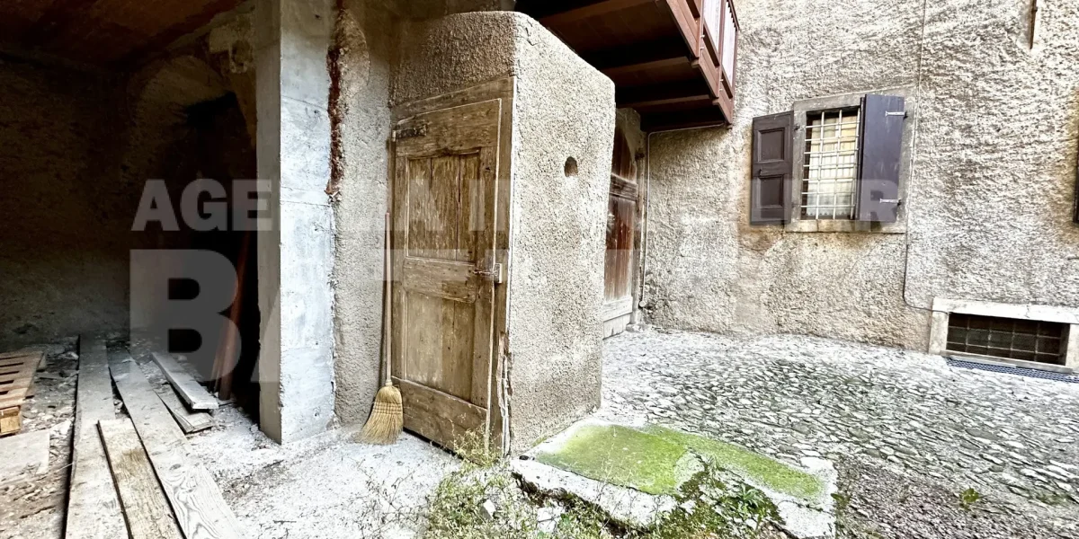 ALLOGGIO IN CENTRO CON AMPIO POSTO AUTO