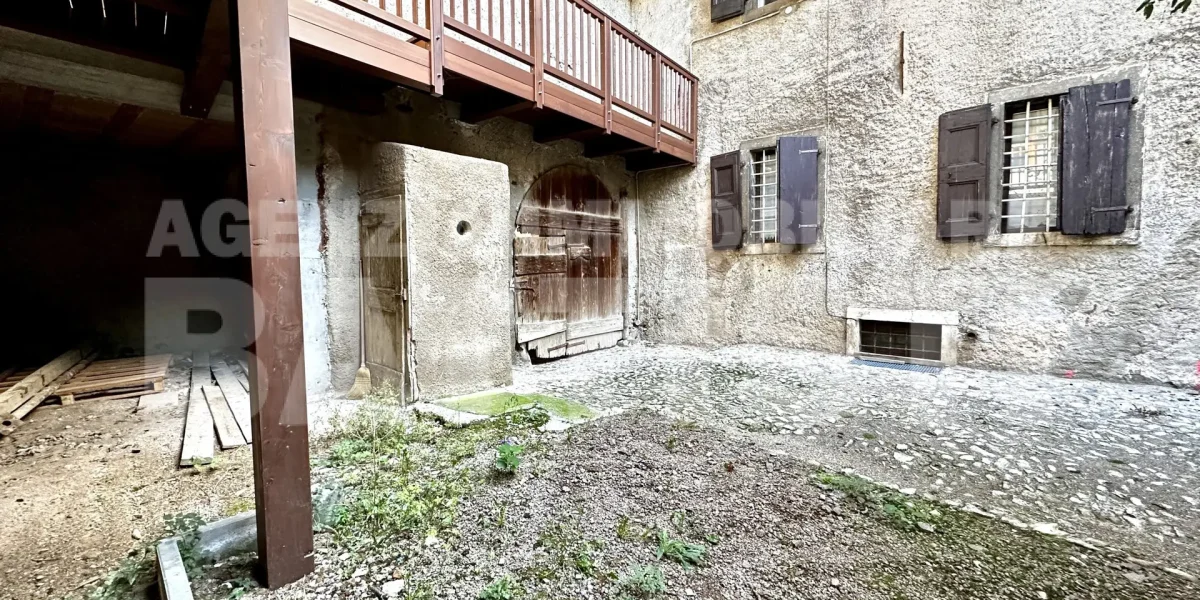 ALLOGGIO IN CENTRO CON AMPIO POSTO AUTO