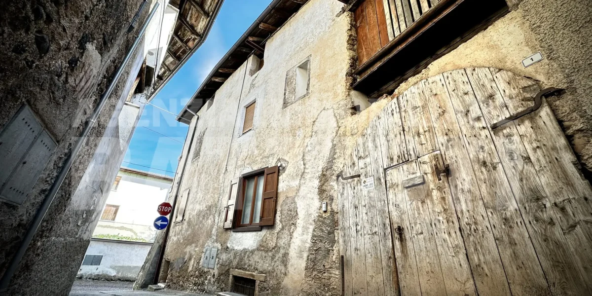 ALLOGGIO IN CENTRO CON AMPIO POSTO AUTO