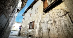 ALLOGGIO IN CENTRO CON AMPIO POSTO AUTO