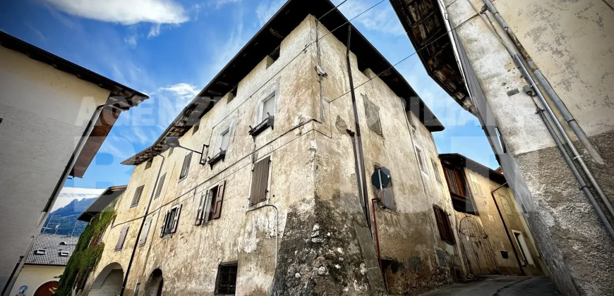 ALLOGGIO IN CENTRO CON AMPIO POSTO AUTO